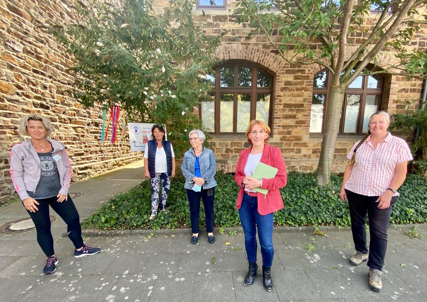 (Foto von links) Irini Höfer, Ulrike Ring-Scheel, Karin Drewlani, Susanne Müller und Sigrid Dehmelt