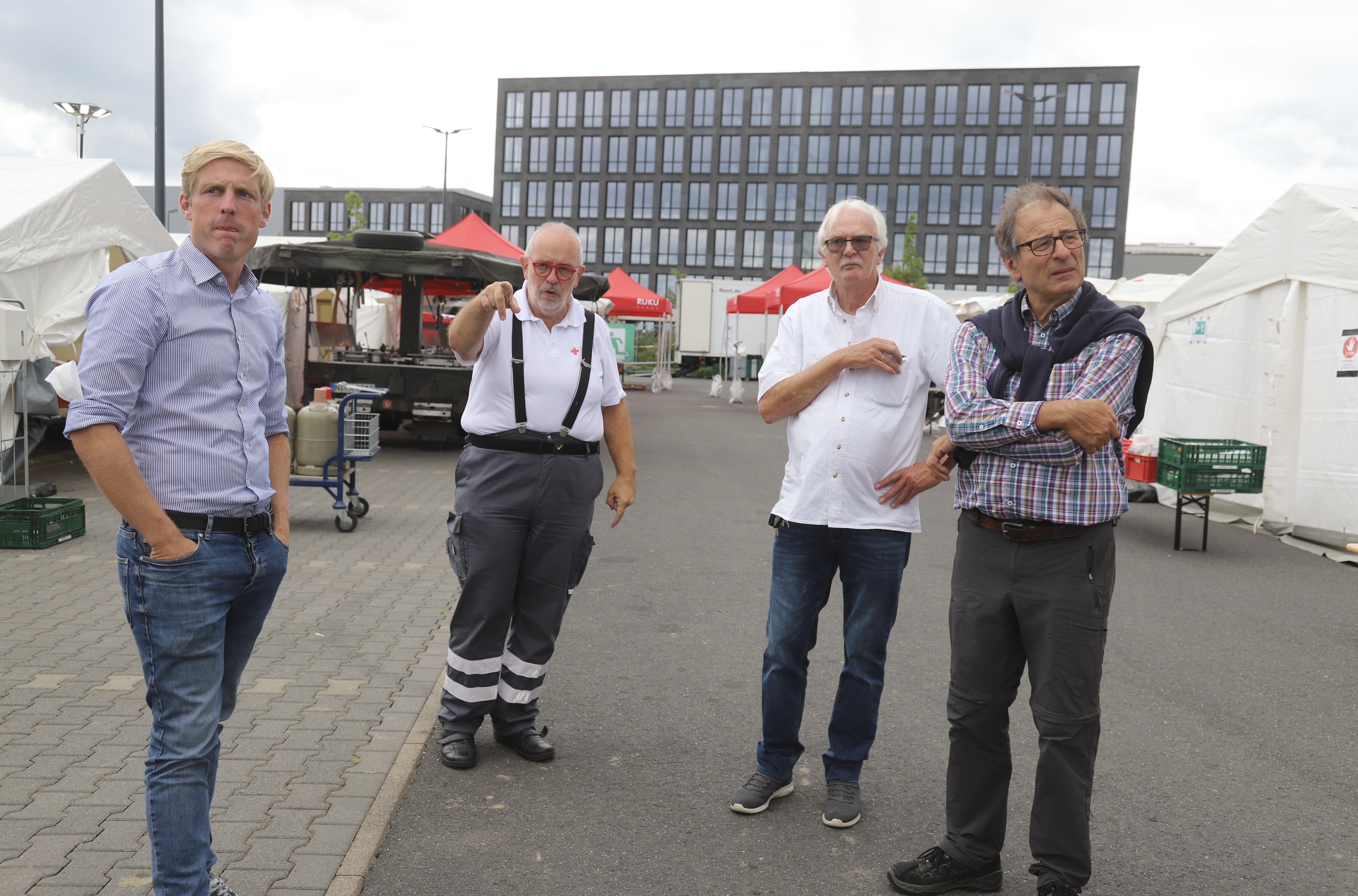 Auf dem Foto vlnr.: Christoph Schmitt, DRK Einsatzleiter Uwe Mauch, Udo Klein und Günter Bach.